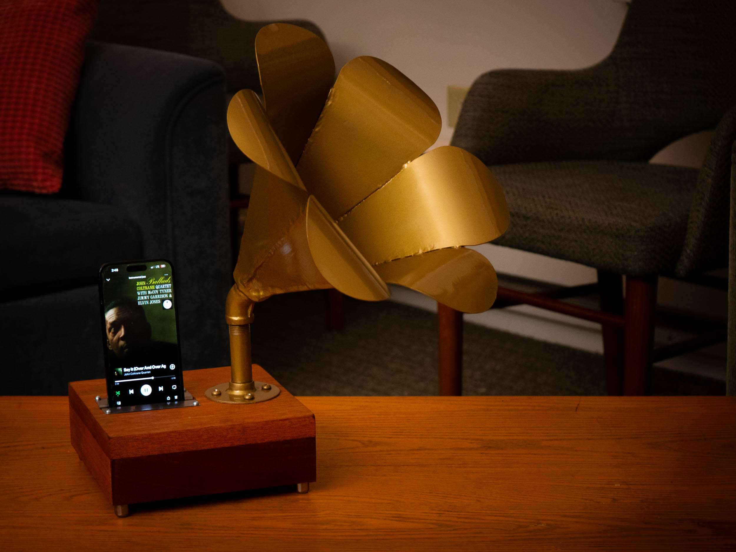 Finished passive gramophone speaker with acoustic horn